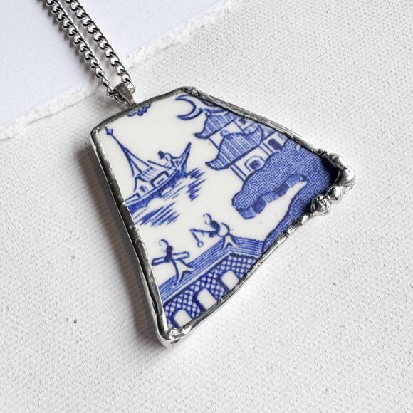 Handmade repurposed ceramic shard necklace with Asian theme - Picture 2 of 16